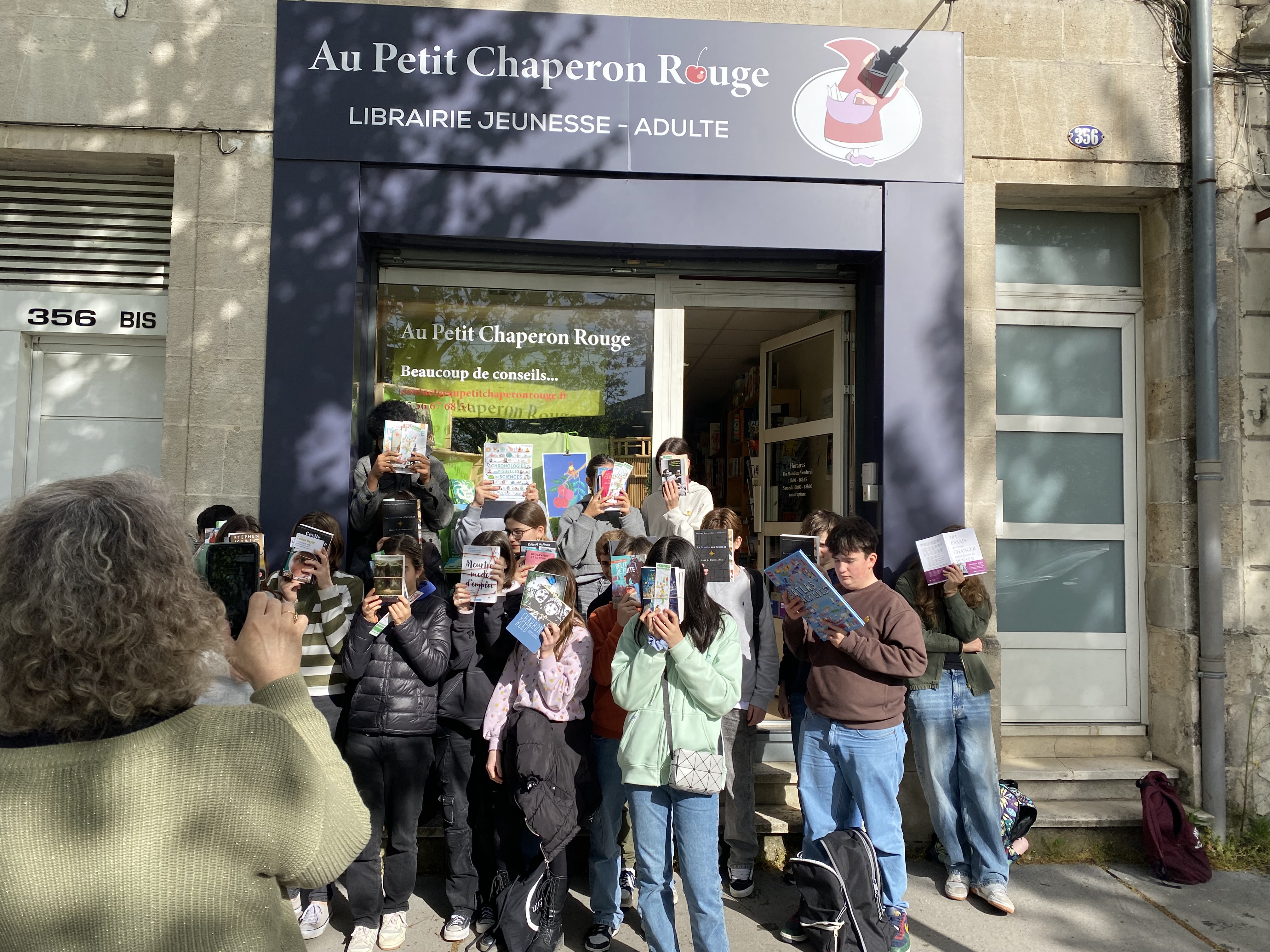 Dominique Seguin et les élèves devant la librairie